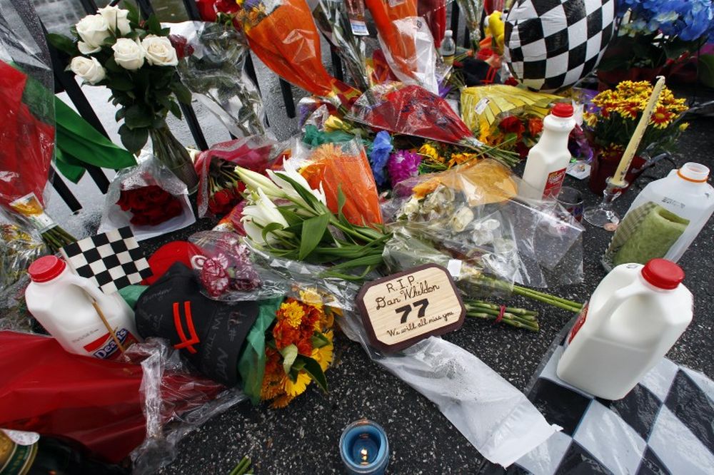Dan Wheldon wordt herdacht aan de poort van de Indianapolis Motor Speedway