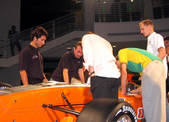 Coureurs inspecteren hun nieuwe 