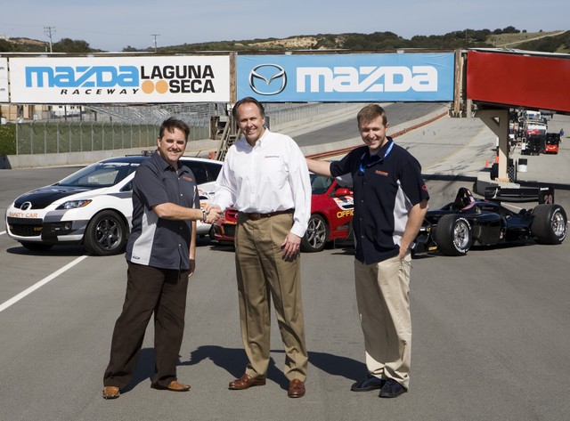 Jim Jordan en John Doonan van Mazda met Champ Car President Steve Johnson