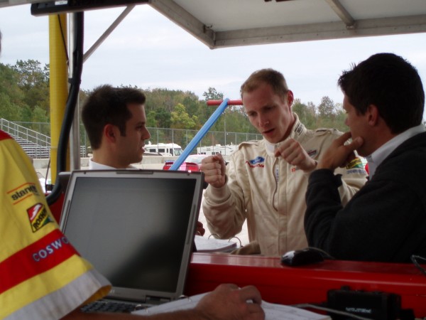 Charles Zwolsman legt zijn engineers uit hoe de wagen reageerd