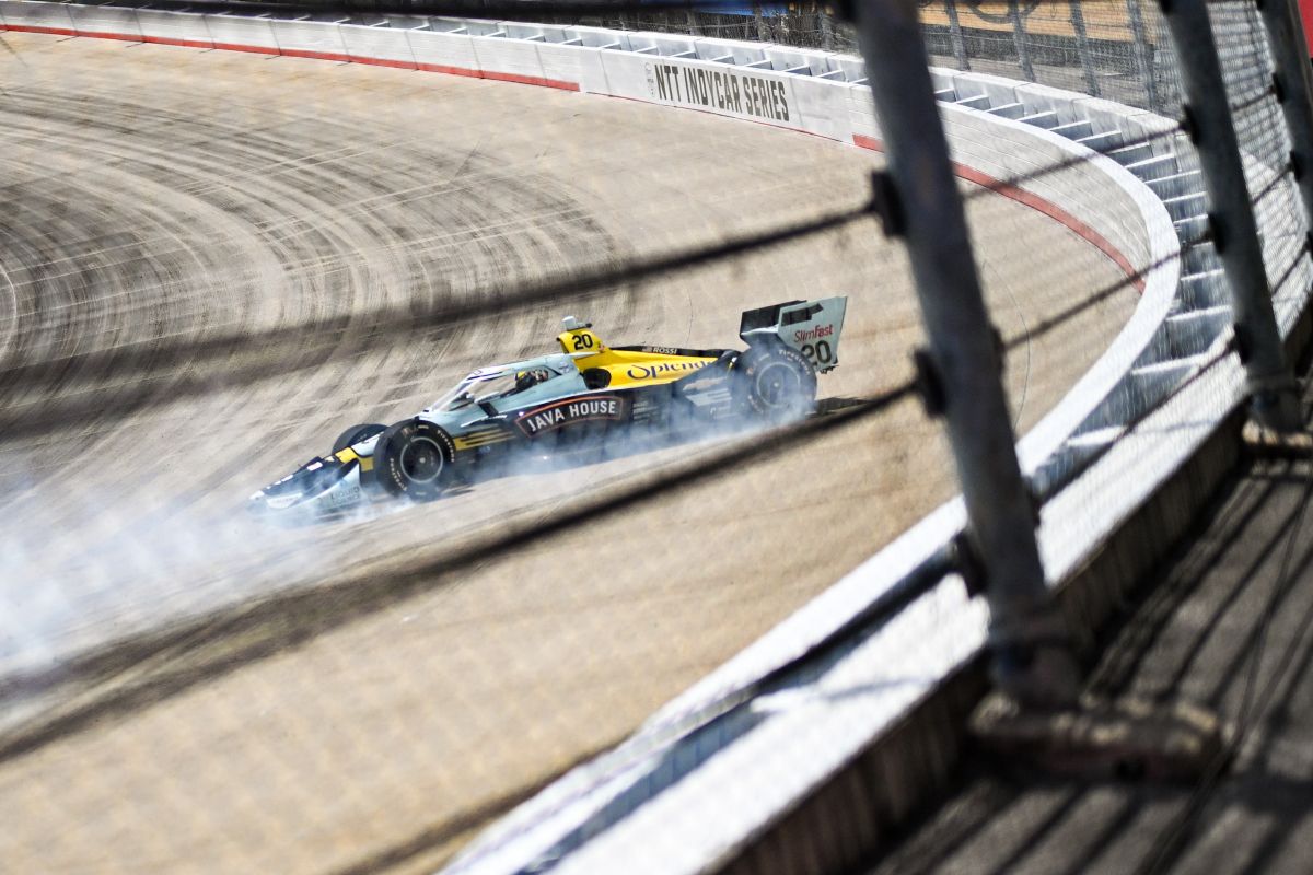 Alexander Rossi crasht op de Nashville Superspeedway