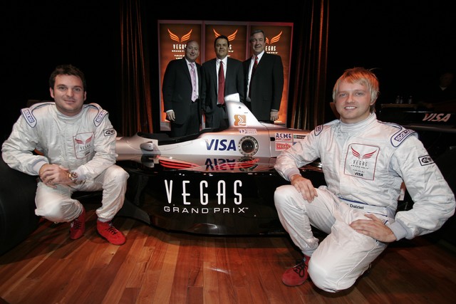 Alex Figge en Ryan Dalziel poseren met de Las Vegas Grand Prix car