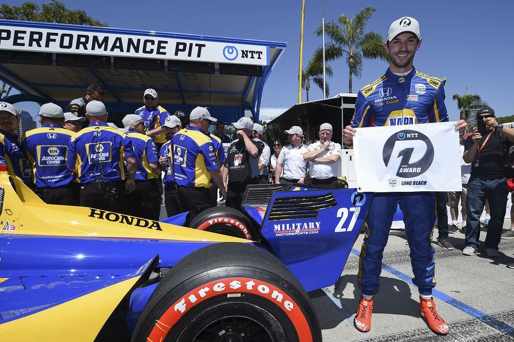 Alexander Rossi viert het behalen van pole position in Long Beach