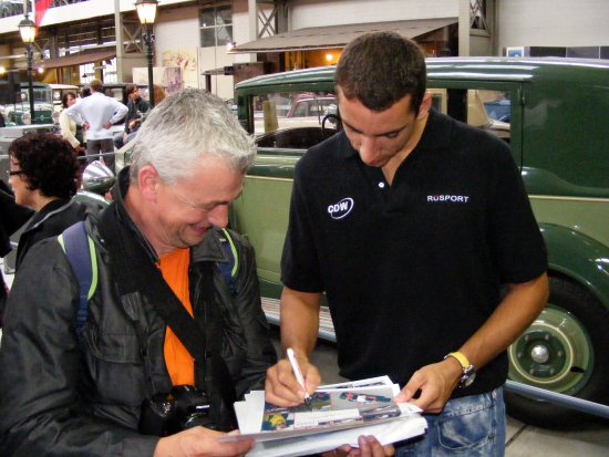 Justin  Wilson deelt handtekeningen uit