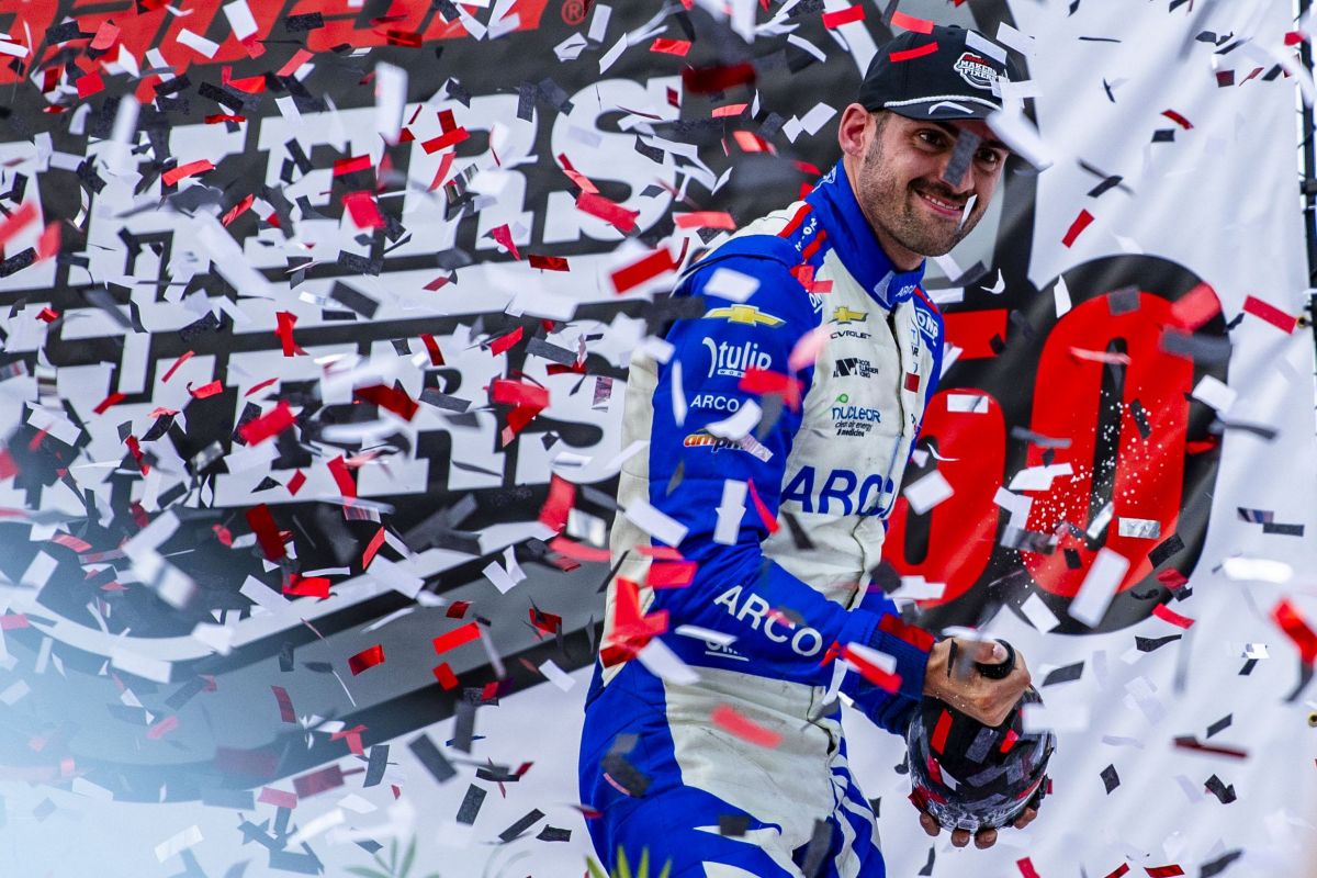 Rinus VeeKay op het podium van de Milwaukee Mile