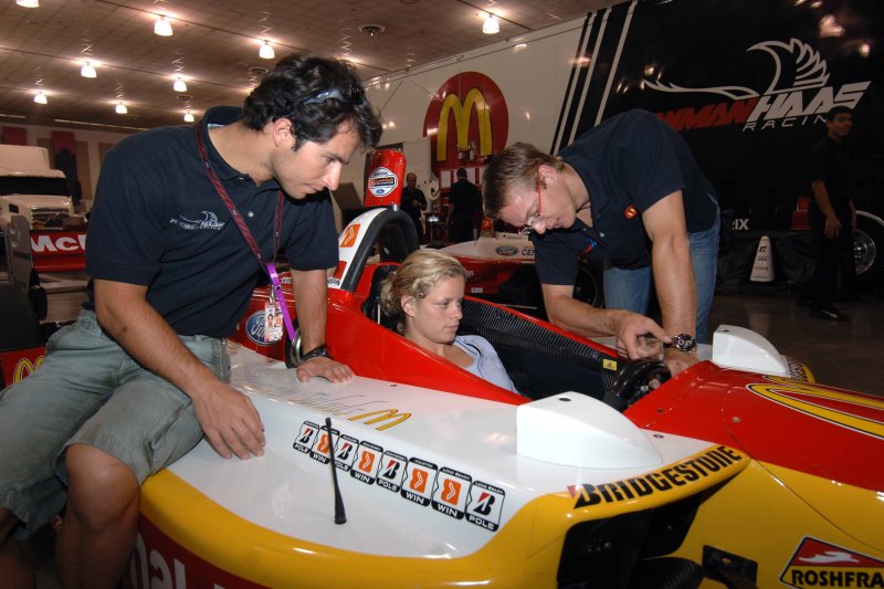 Bourdais en Junqueira laten Kim Clijsters hun wagen zien