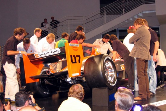 Coureurs inspecteren hun nieuwe 