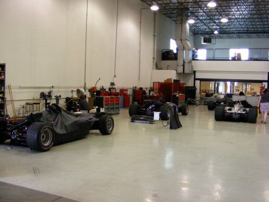 De wagens van Pacific Coast Motorsports staan in het Champ Car hoofdkantoor klaar voor vertrek naar Europa.