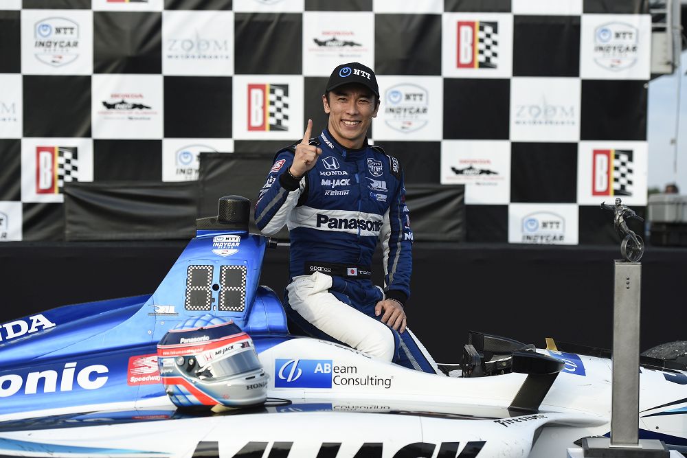 Takuma Sato poseert in zijn wagen na het winnen van de race in Alabama