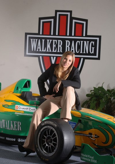 Simona de Silvestro poseert met de Formule BMW bolide van Team Australia