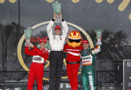 Helio Castroneves, Graham Rahal en Tony Kanaan op het podium in St. Petersburg