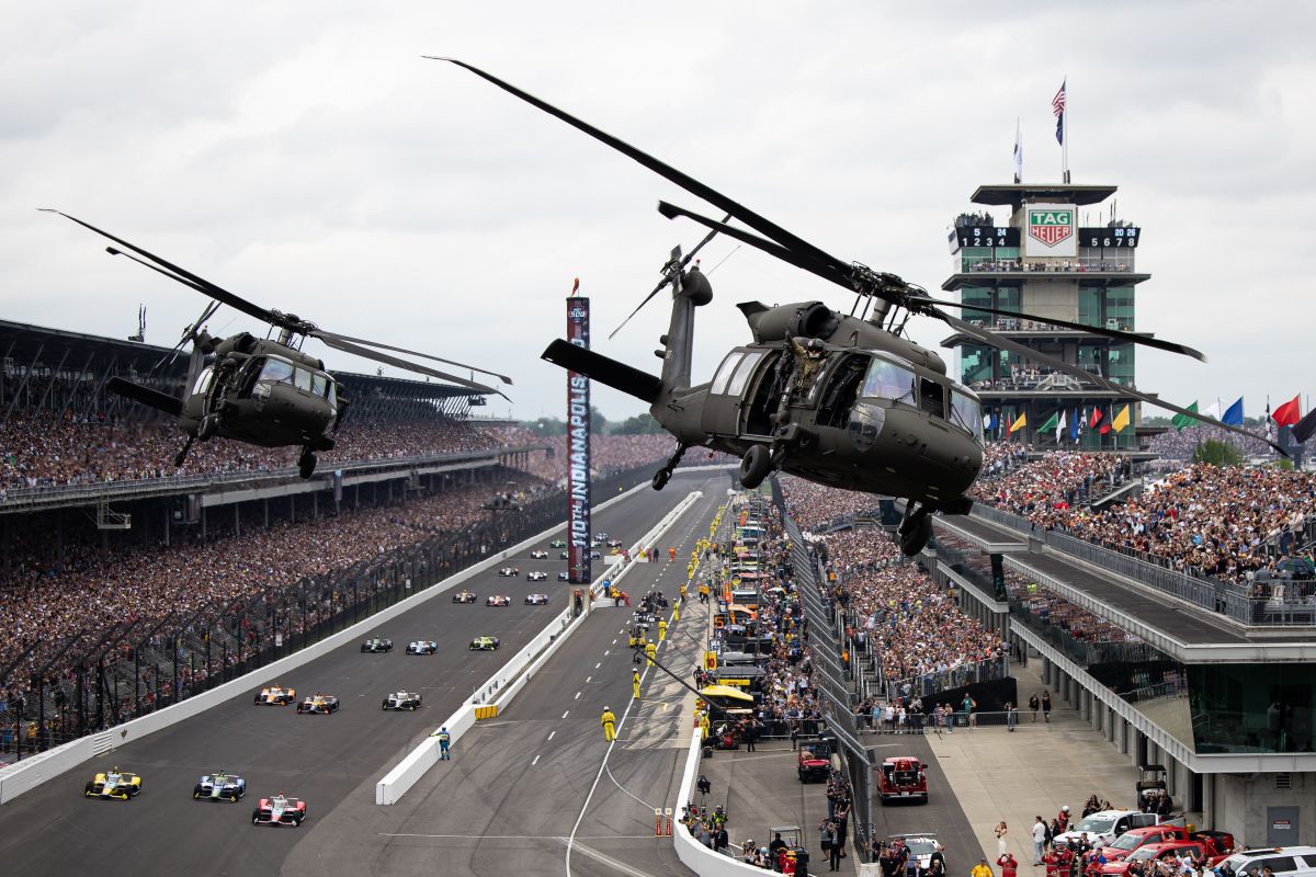 Helicopters boven het Indy 500-veld tijdens de paraderonden