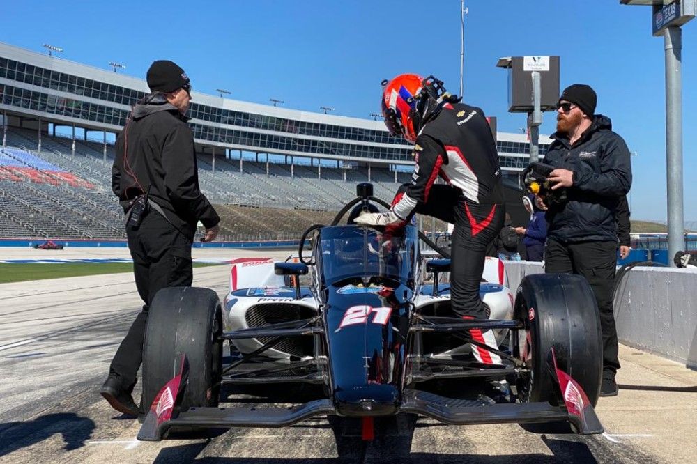 Rinus Veekay stapt in zijn wagen op de Texas Motor Speedway