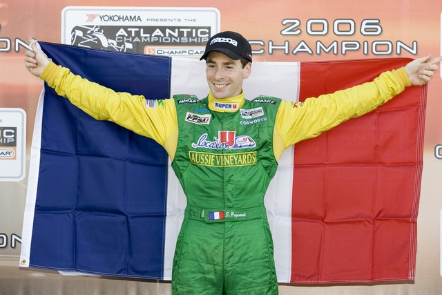 Simon Pagenaud met de Franse vlag na het overwinnen van het Atlantic kampioenschap