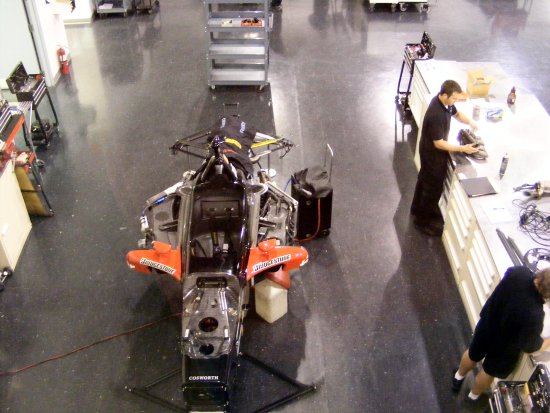 In de workshop wordt hard gewerkt aan de preparatie van de wagens