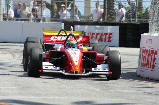 Justin Wilson voor teamgenoot AJ Allmendinger
