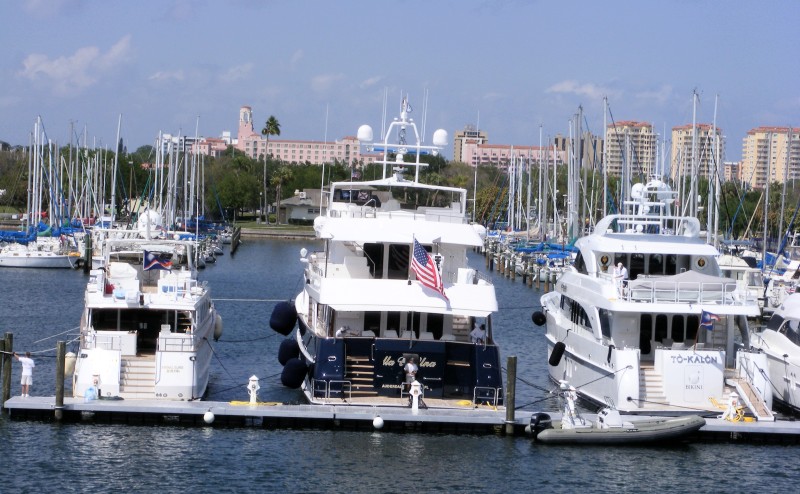 Luxe jachten liggen in de haven van St. Petersburg