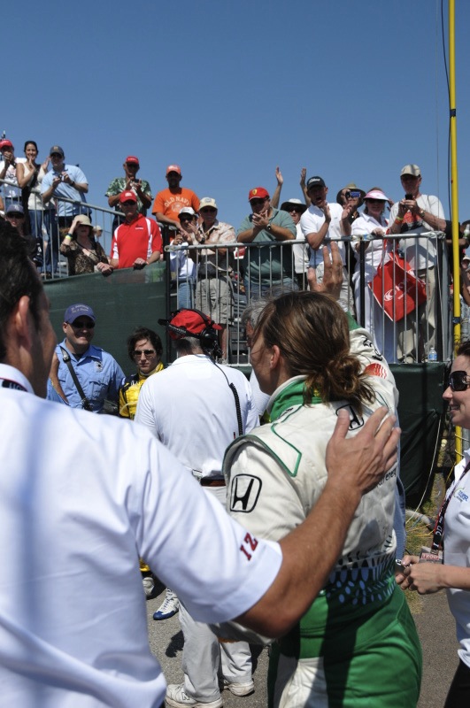 Simona waves to cheering crowd