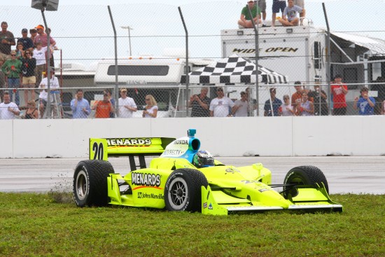 Ed Carpenter spint in de eindfase van de race
