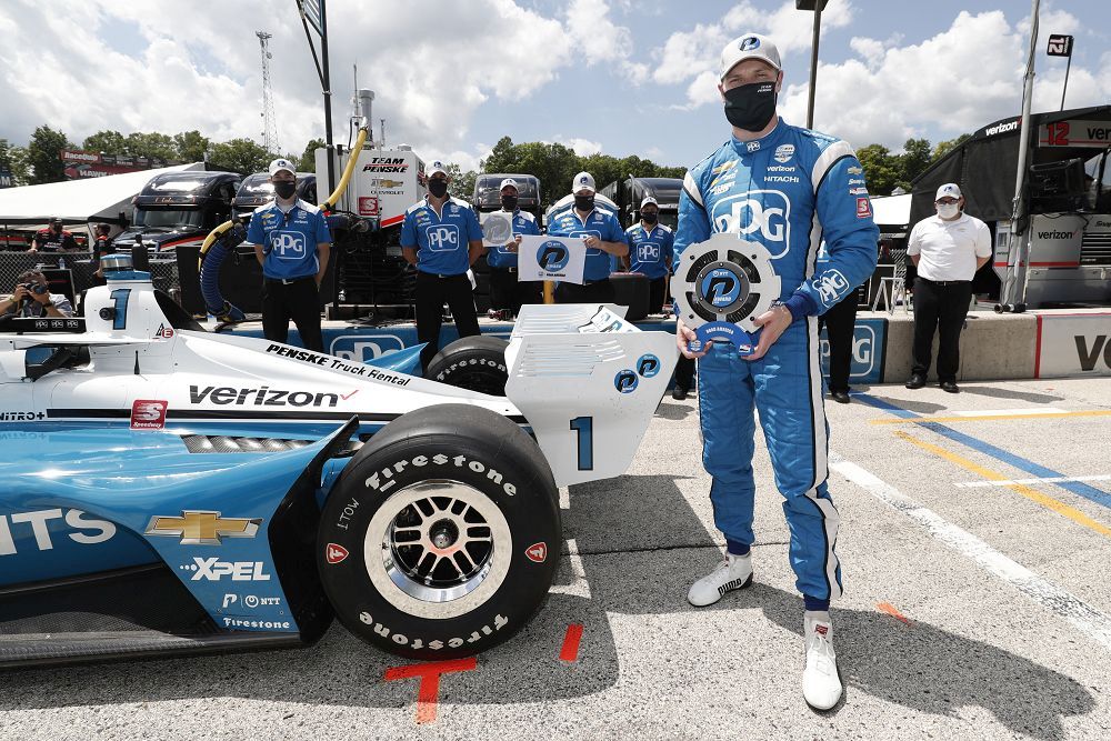 Josef Newgarden met de NTT P1 Award op Road America