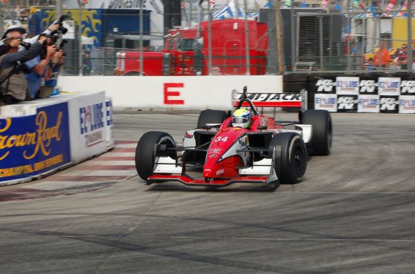 Charles Zwolsman door de hairpin in Long Beach