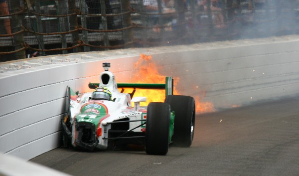 Tony Kanaan crasht zwaar op Indy