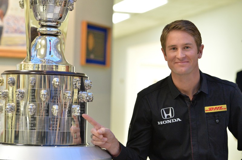 Ryan Hunter-Reay krijgt zijn plaats op de Borg-Warner Trophy voor het winnen van de Indianapolis 500