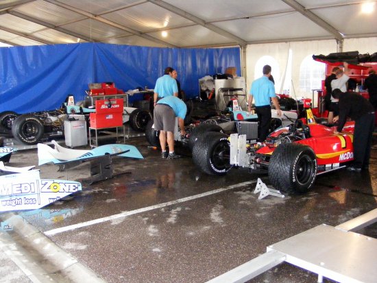 Het NHL Racing team zet hun werkplaats op