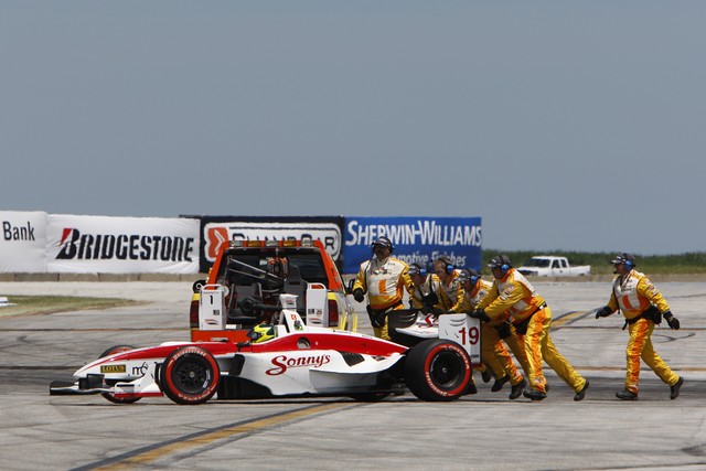 Bruno Junqueira wordt aangeduwd door het Champ Car safety team