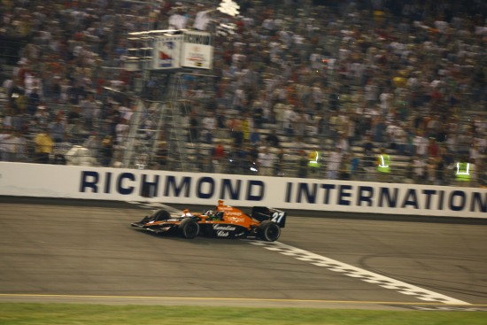 Dario  Franchitti wint de 2007 race op Richmond Raceway