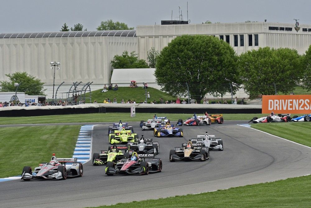 Het veld maakt zich op voor de start van de IndyCar Grand Prix op het Infield van Indianapolis