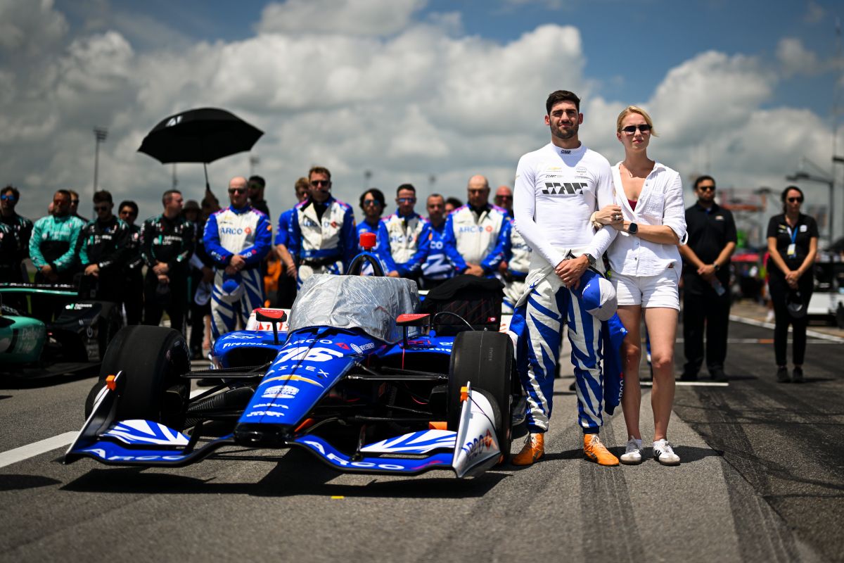 Rinus VeeKay samen met zijn vrouw Carmen voor de race op de Nashville Superspeedway