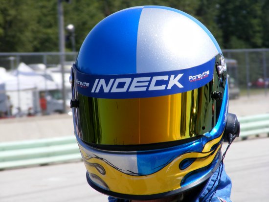 Een Forsythe Racing monteur