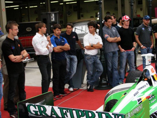 De coureurs poseren met de wagen