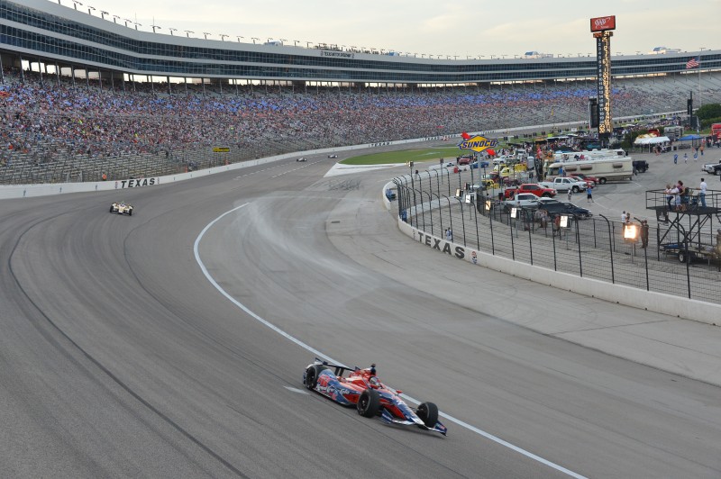 Marco Andretti leidt voor Ryan Hunter-Reay op de Texas Motor Speedway