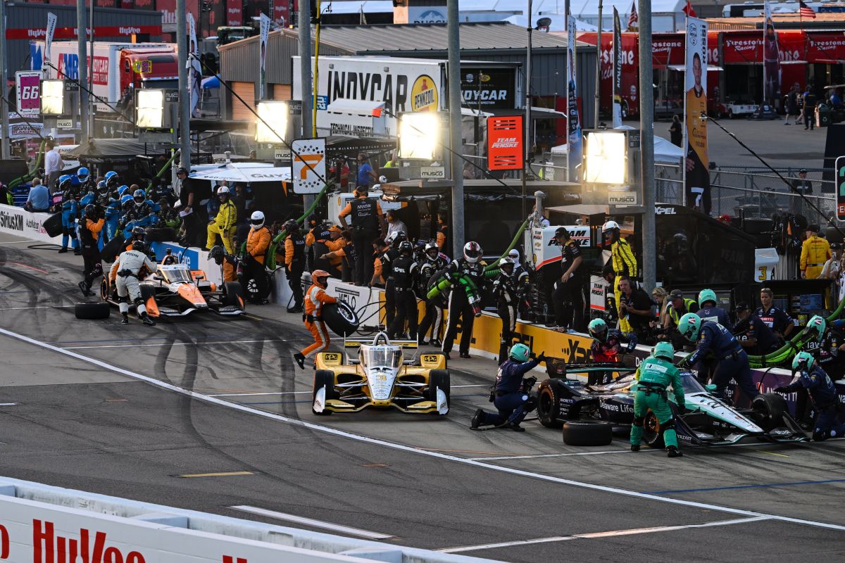 Scott McLaughlin maakt een snelle pitstop in de zaterdagrace op de Iowa Speedway