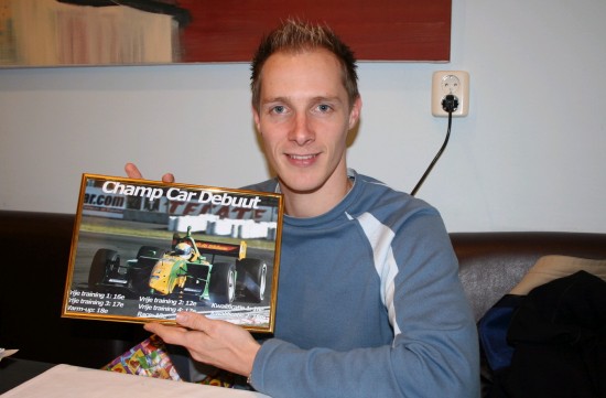 Charles Zwolsman ontvangt van ChampCar.nl een foto ter herinnering aan zijn Champ Car debuut