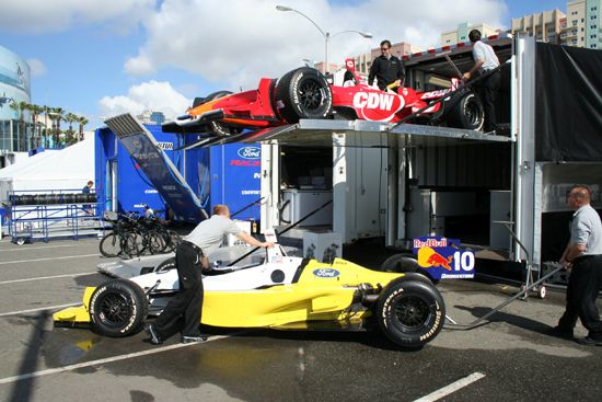 RuSport laadt de wagens uit