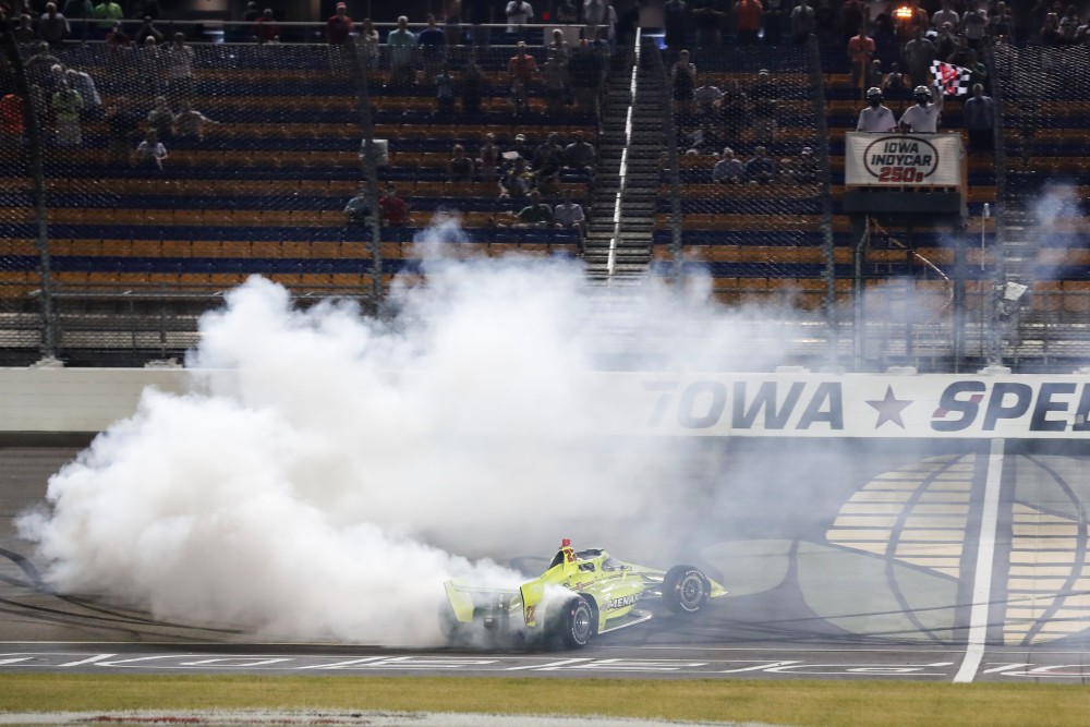 Simon Pagenaud viert de zege in Iowa