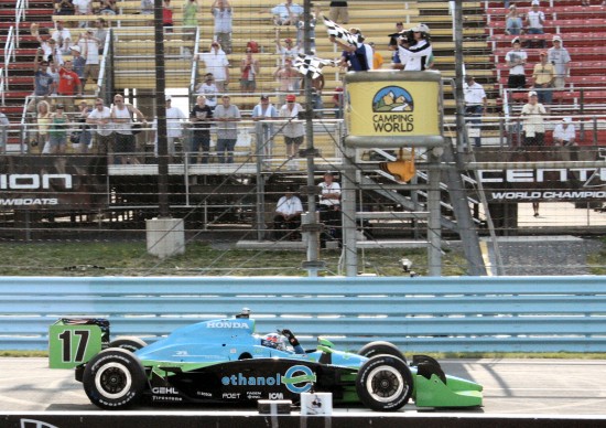 Ryan Hunter-Reay pakt het zwart/wit geblokt op Watkins Glen