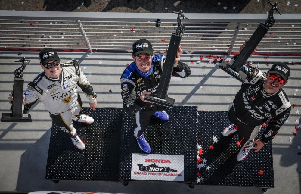 Josef Newgarden, Simon Pagenaud en Graham Rahal op het podium van het Barber Motorsports Park