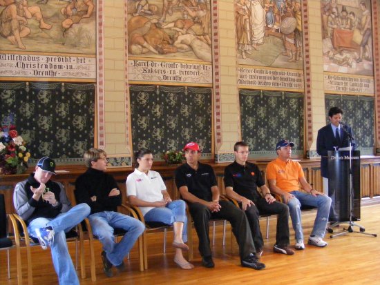 De Champ Car coureurs zitten bij de persconferentie
