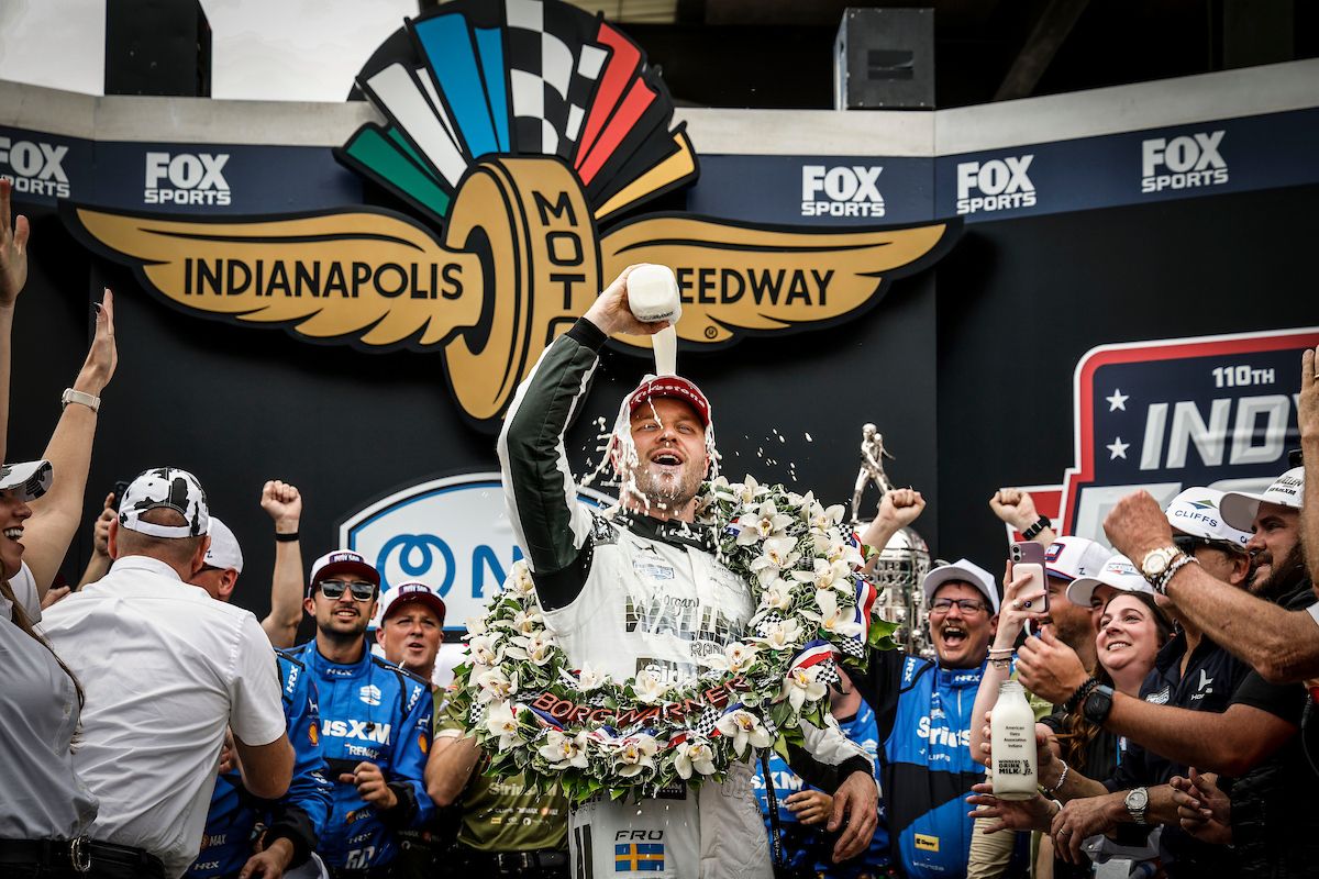 Felix Rosenqvist viert zijn Indianapolis 500 zege met de traditionele melk