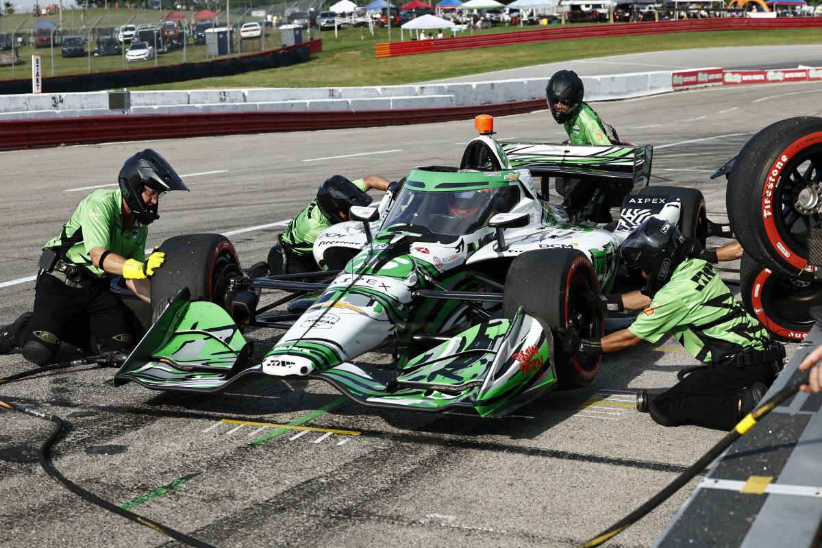 Rinus VeeKay maakt een pitstop op Mid-Ohio