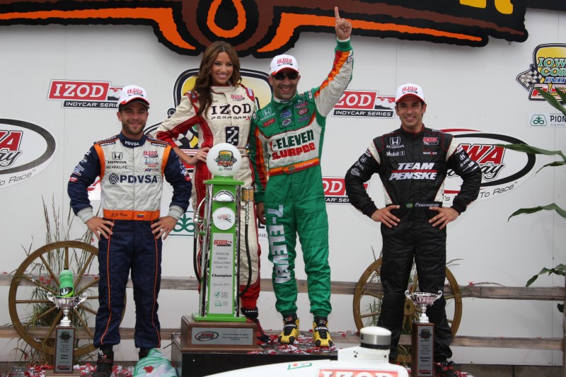 E.J. Viso, Tony Kanaan em Helio Castroneves op het podium van de Iowa Speedway