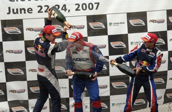 Robert Doornbos, Paul Tracy en Neel Jani geven elkaar een champagne douche