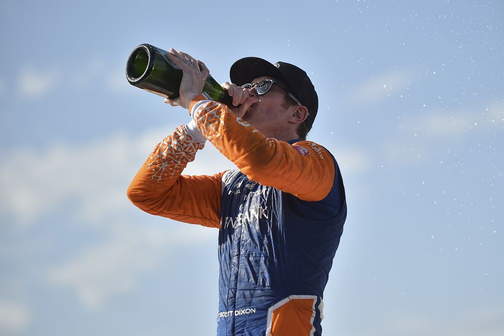 Scott Dixon vier zijn overwinning met champagne op Belle Isle Park