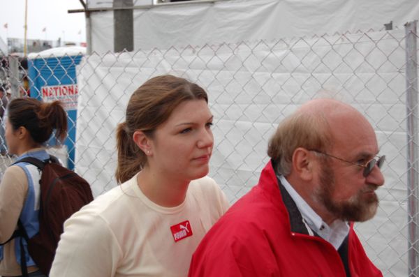 Katherine Legge achterop de scooter van Kevin Kalkhoven