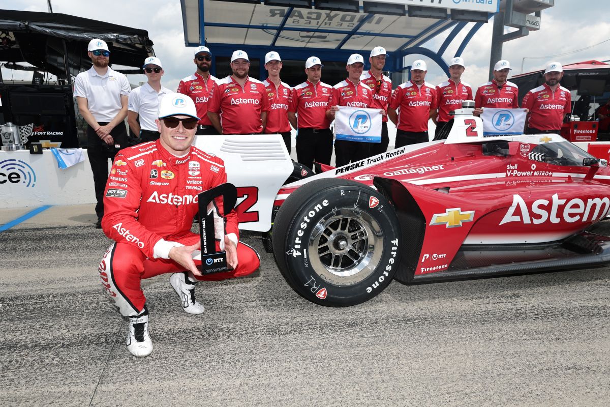 Josef Newgarden pakt pole op de Iowa Speedway