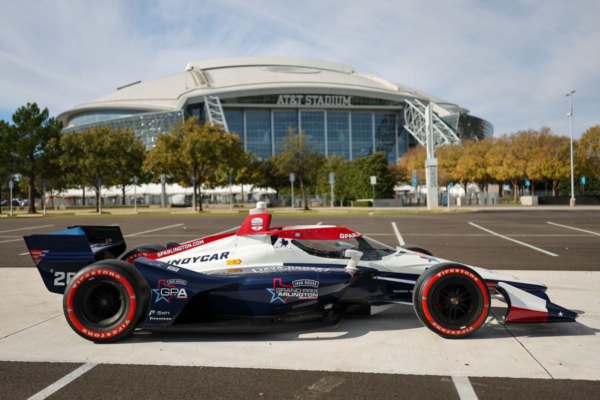 Een IndyCar voor het AT&T Stadium in Arlington, Texas